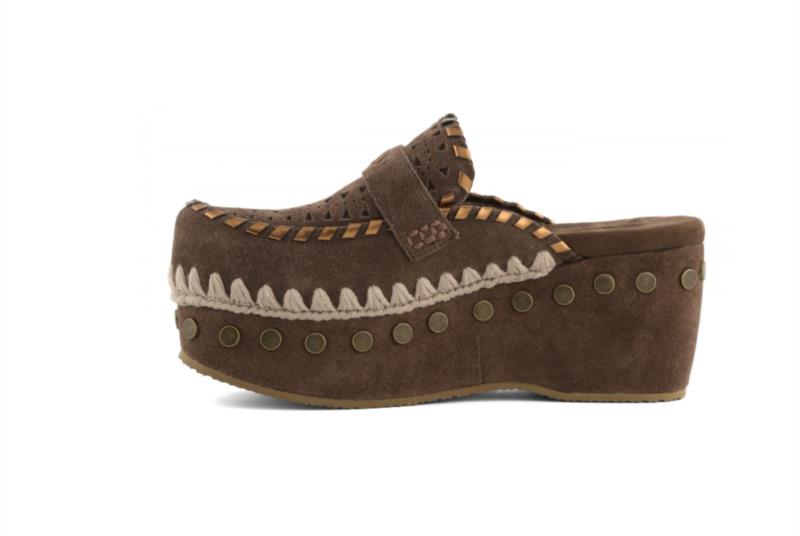 ZUECO CON COSTURAS SUPERPUESTAS DE CUERO ANTE MARRON