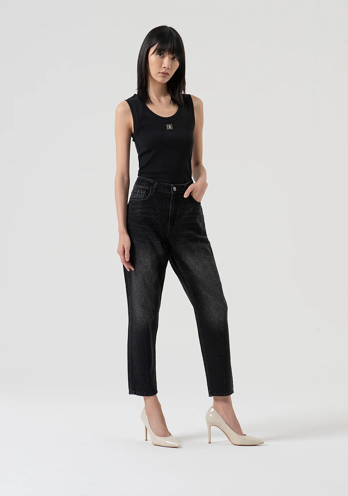 jeans carrot mom fit confeccionados en denim negro con lavado oscuro