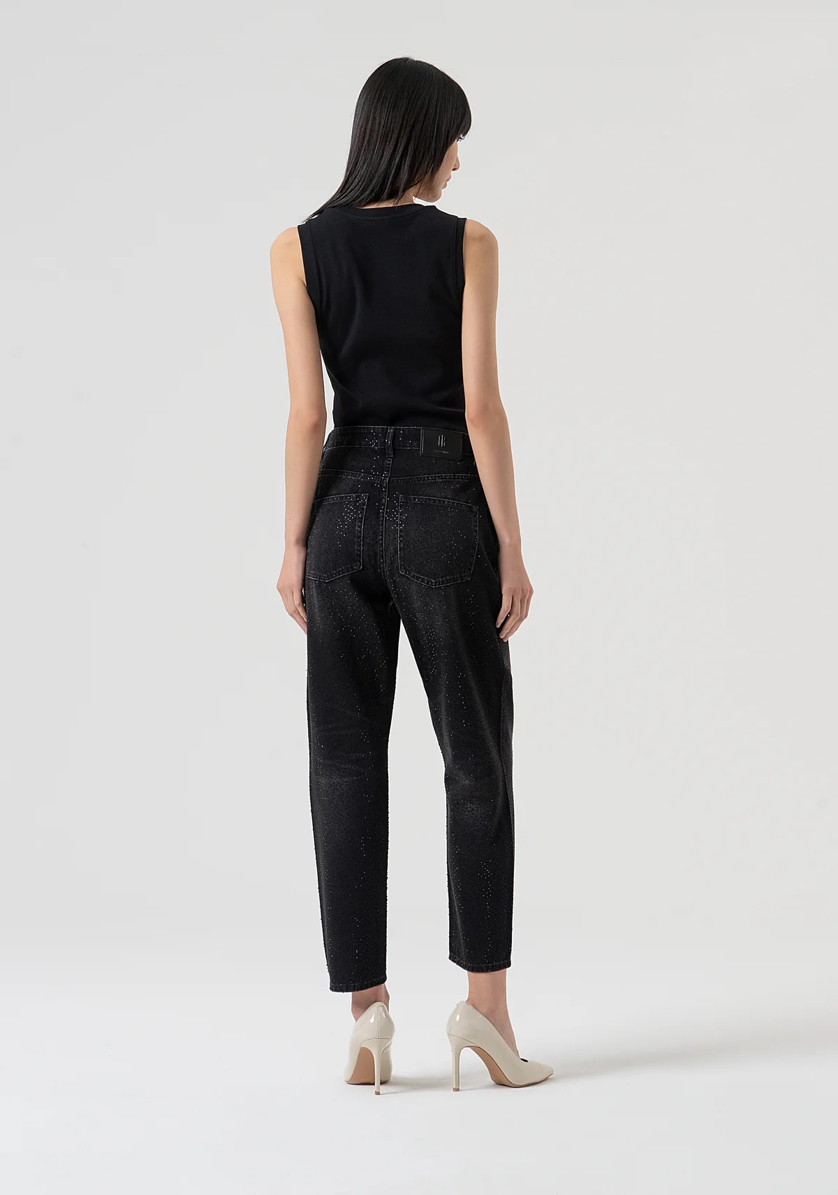 jeans carrot mom fit confeccionados en denim negro con lavado oscuro