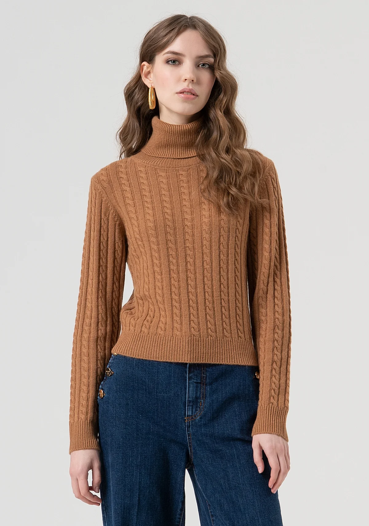Jersey de corte regular con trenzas, confeccionado en lana y cachemir.