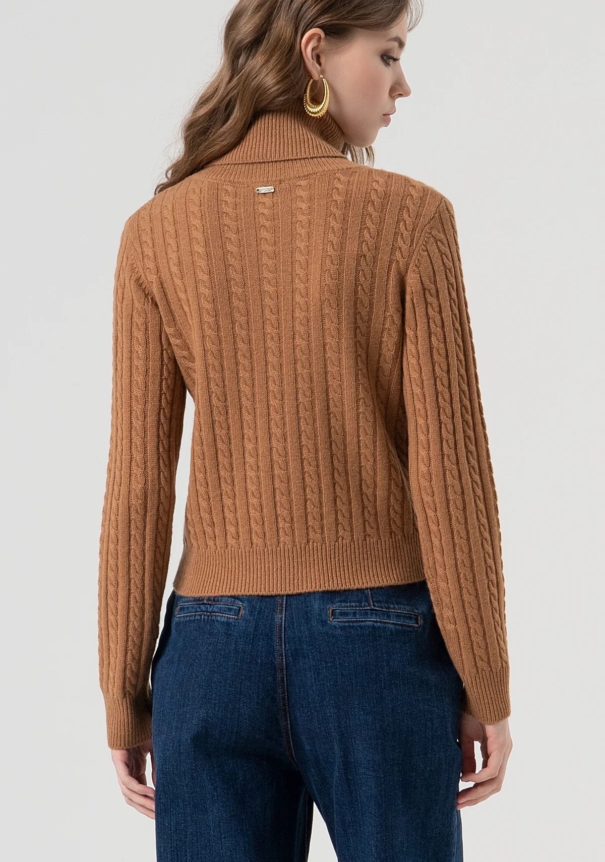 Jersey de corte regular con trenzas, confeccionado en lana y cachemir.