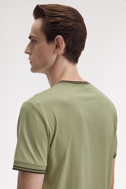 Camiseta con el ribete con dos franjas