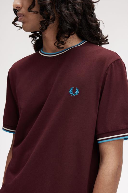 Camiseta con el ribete con dos franjas
