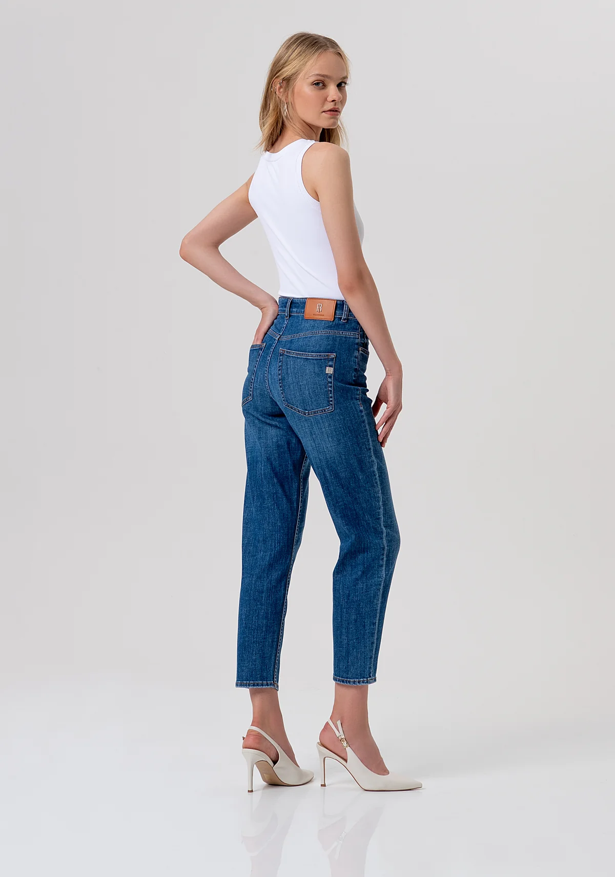 Jeans estilo zanahoria, corte mom fit con lavado medio