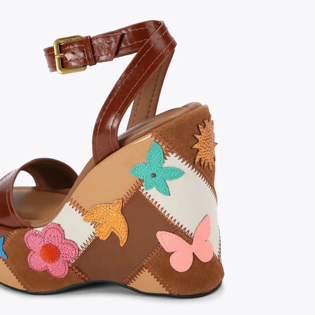 Sandalia plataforma de cuña con diseño de retazos
