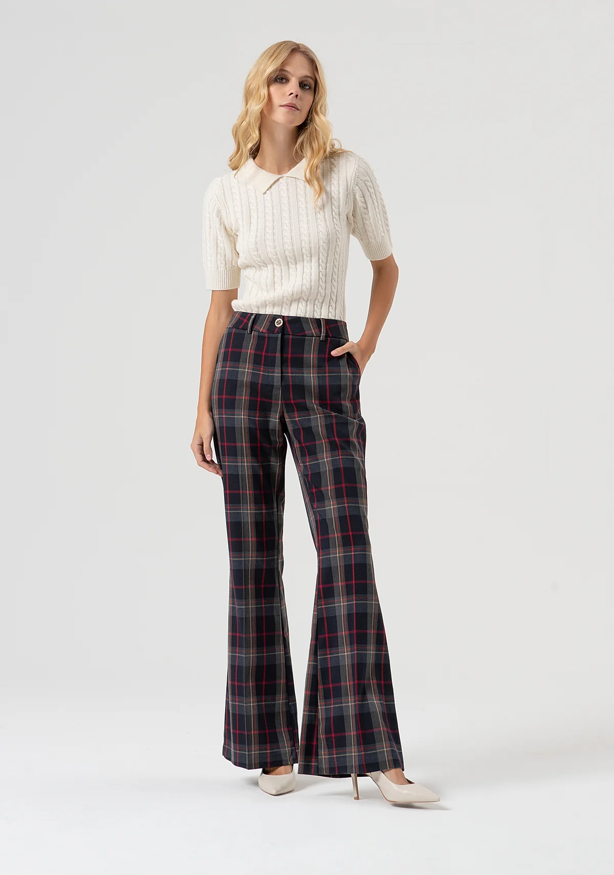 Pantalón bootcut confeccionado en tejido tartán