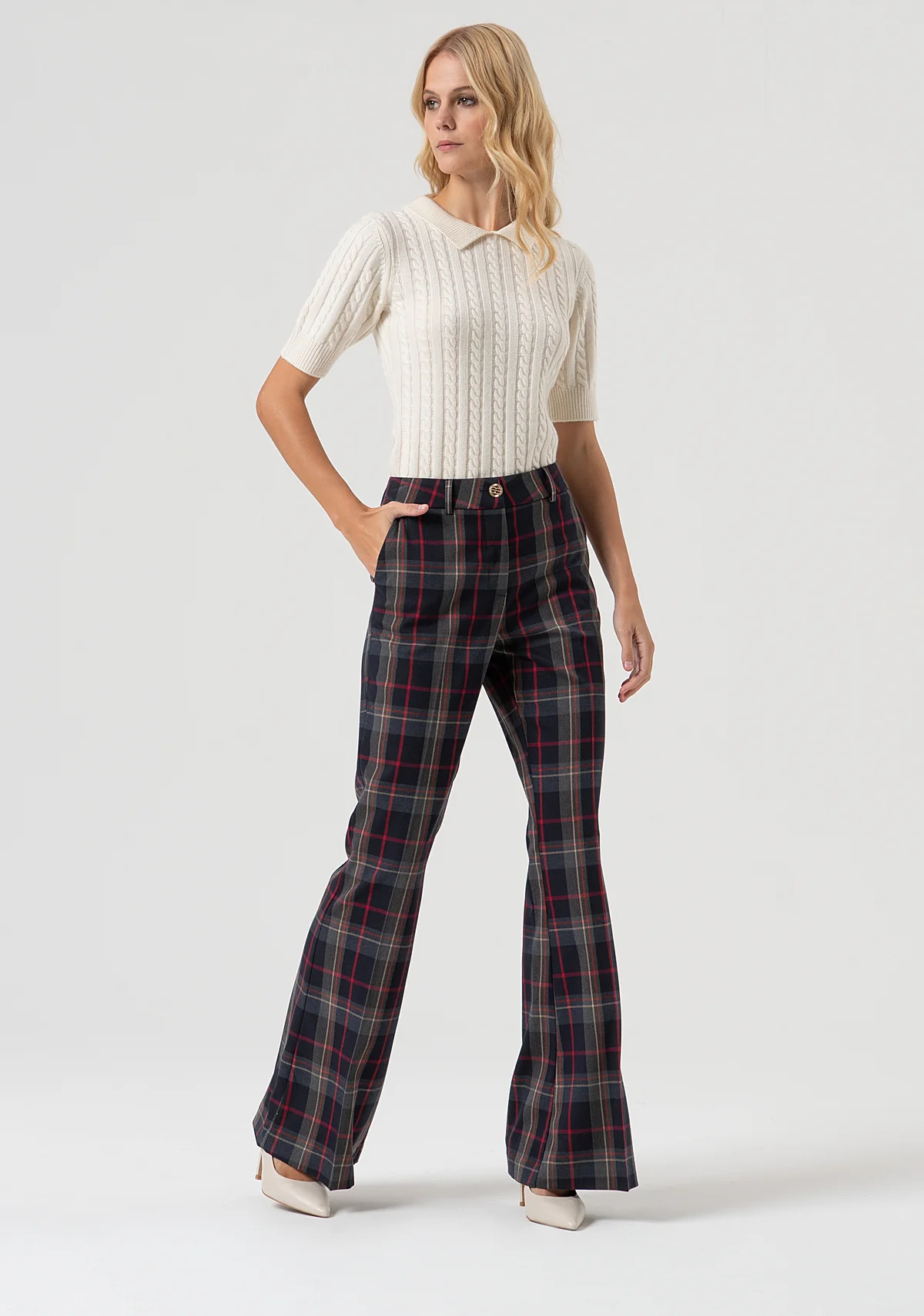 Pantalón bootcut confeccionado en tejido tartán