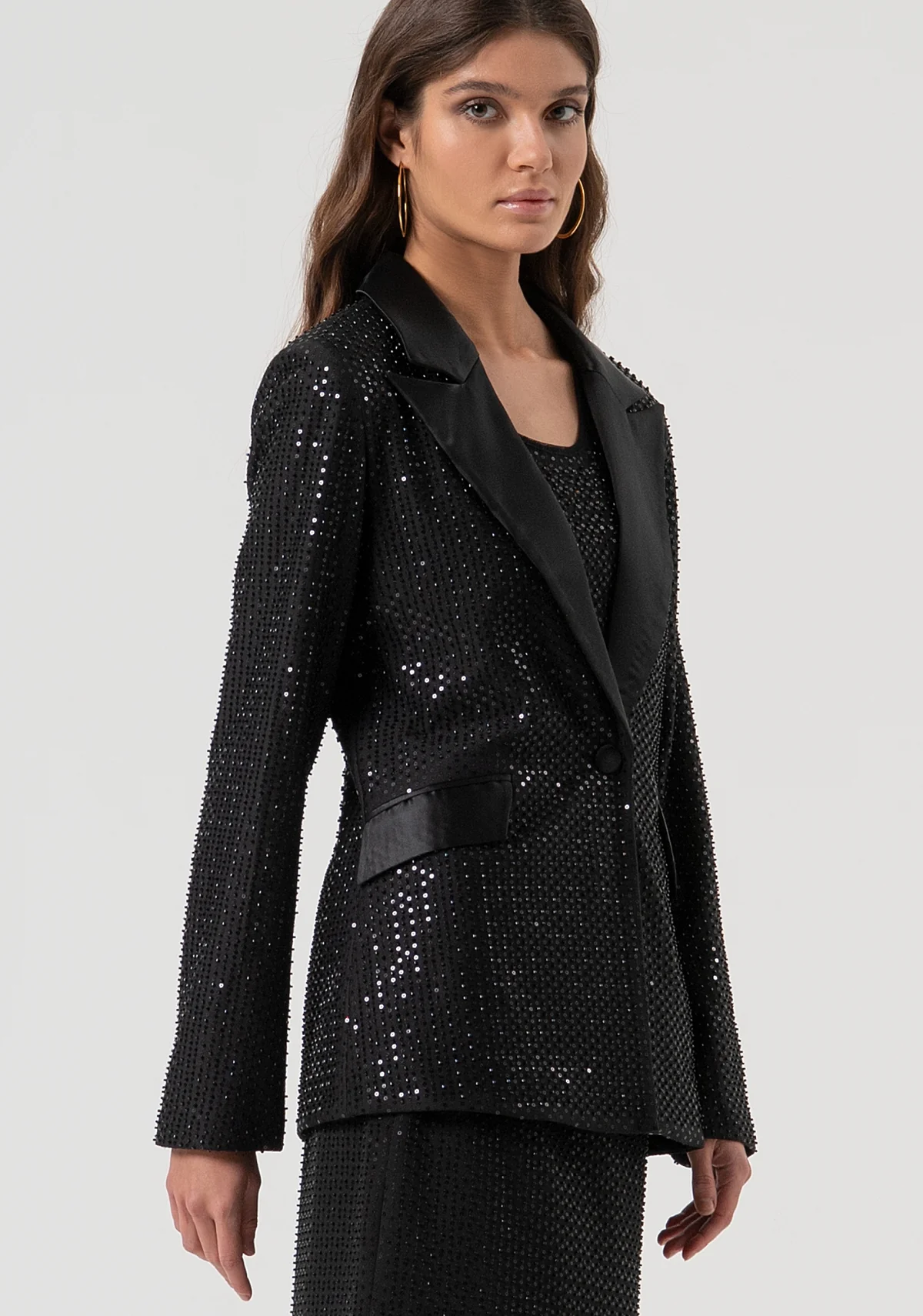 Chaqueta blazer larga de corte regular con botonadura sencilla y pedrería