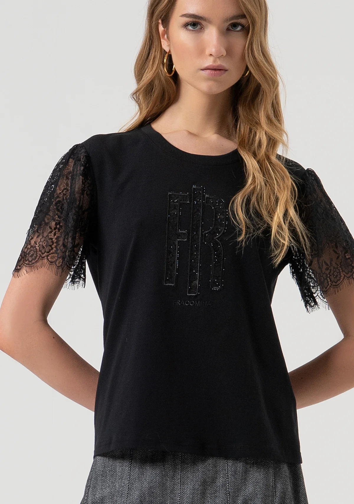 Camiseta regular fit confeccionada en jersey con mangas cortas confeccionada en encaje